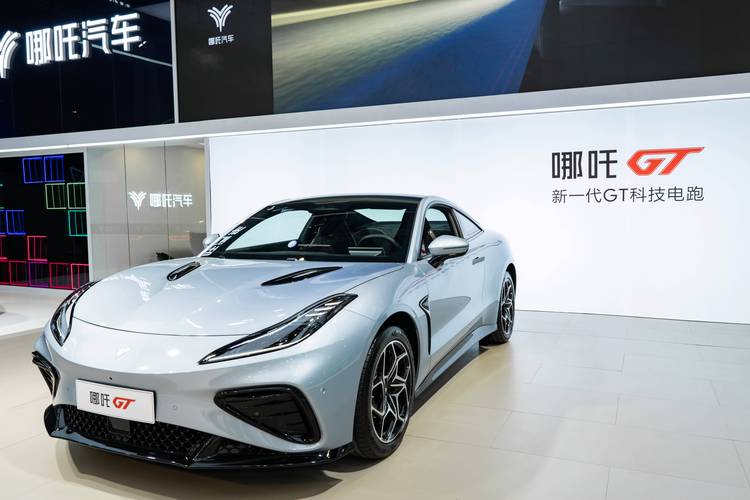 东莞211哪吒汽车在智能汽车领域的表现，领途汽车在新能源汽车市场中的影响力